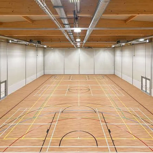Lapangan olahraga indoor multifungsi dengan garis permainan