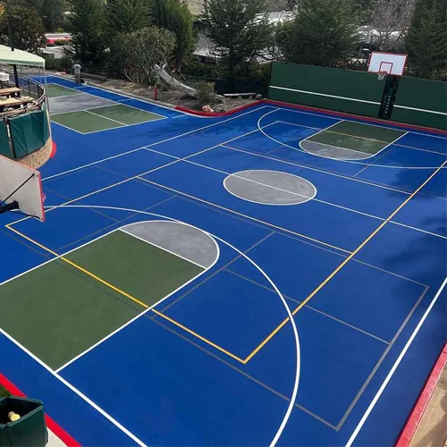 Lapangan basket outdoor dengan permukaan biru dan garis permainan