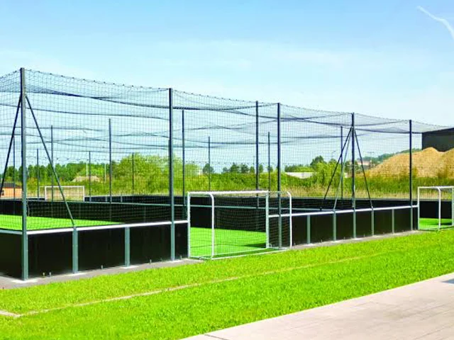 Pembangunan lapangan mini soccer profesional dengan rumput dan pagar