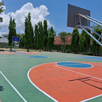Lapangan basket outdoor dengan permukaan acrylic di lingkungan sekolah yang terawat