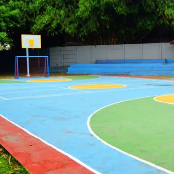Lapangan basket dengan permukaan acrylic berwarna biru, hijau, dan merah