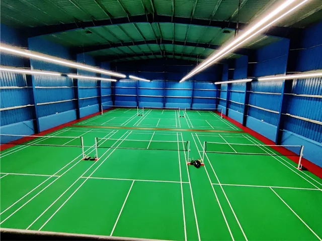 Jasa pembangunan lapangan badminton profesional indoor dengan beberapa court