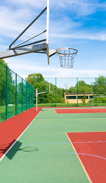 Lapangan olahraga multifungsi dengan area hijau