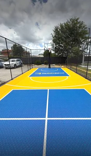 Lapangan basket outdoor dengan permukaan biru dan merah